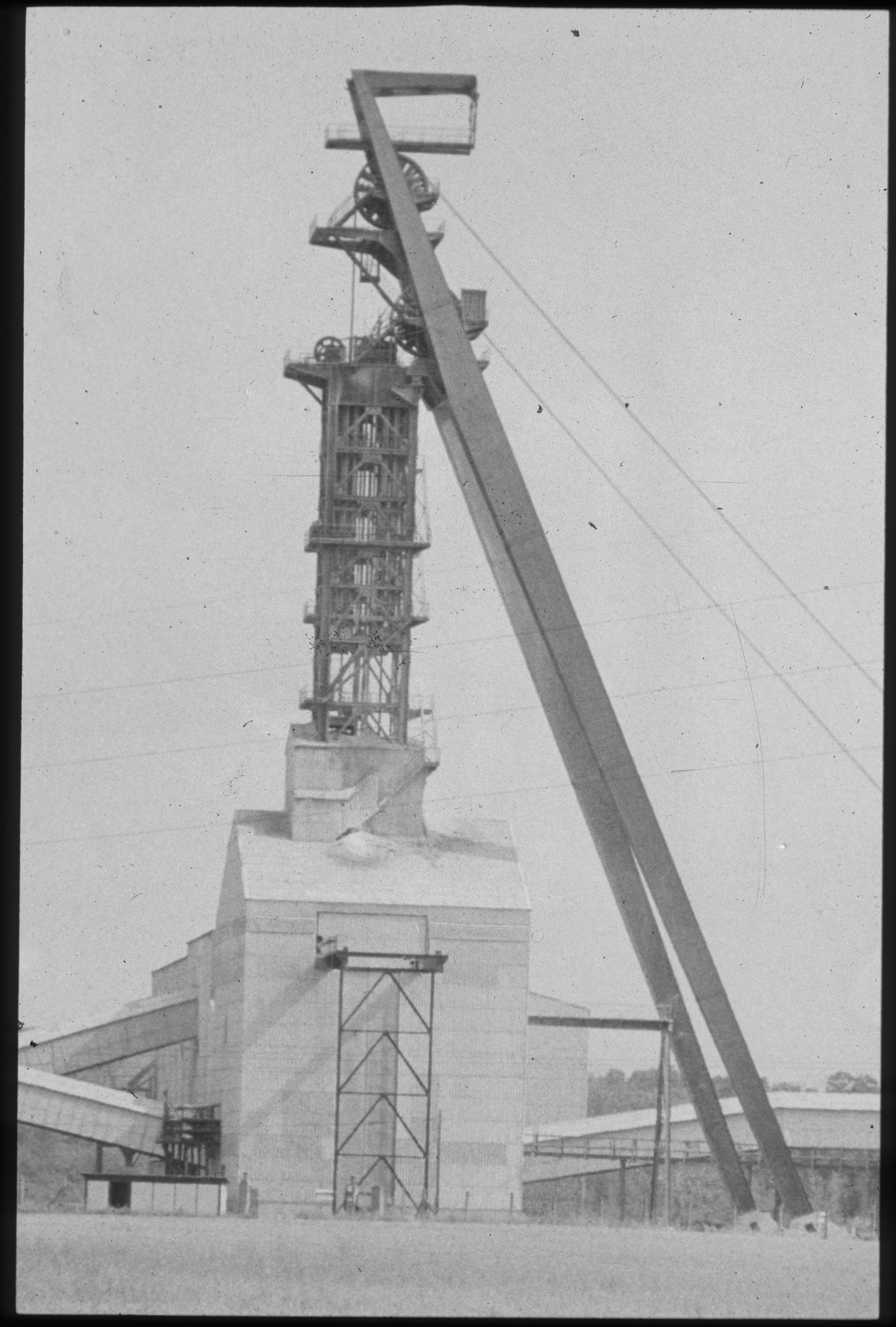 Mine de Staffelfelden : chevalement. Le chevalement de la mine de Staffelfelden a été construit par Venot en 1971. C’est un avant-carré porteur, muni de deux molettes superposées, avec poutrelle à âme pleine. Il est en forme de « Z ». Le matériau utilisé est l’acier.  L’élévation hors tour du chevalement est 66 m et de 73,5 m à l’axe des molettes. Ce type de chevalement est unique en Alsace. C’est le chevalement le plus haut d’Europe. 