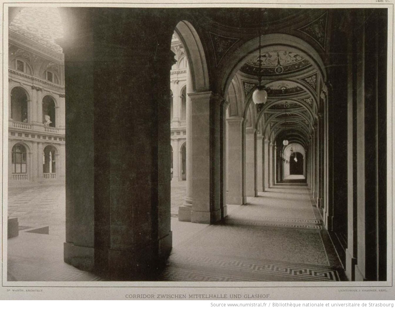 Vue de l'aula du Palais universitaire depuis l'un des couloirs